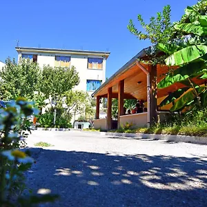 lovely-apartment-w-ac-bath-kitchen-parking-and-garden.albaniahotels.org/